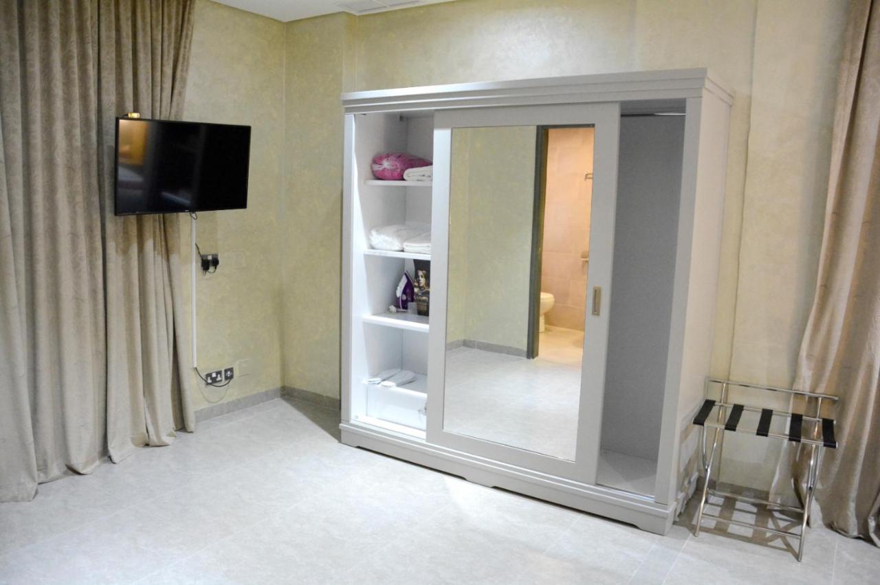 Aparthotel ذا فيفتى ايت السالمية Kuwait City Exterior foto